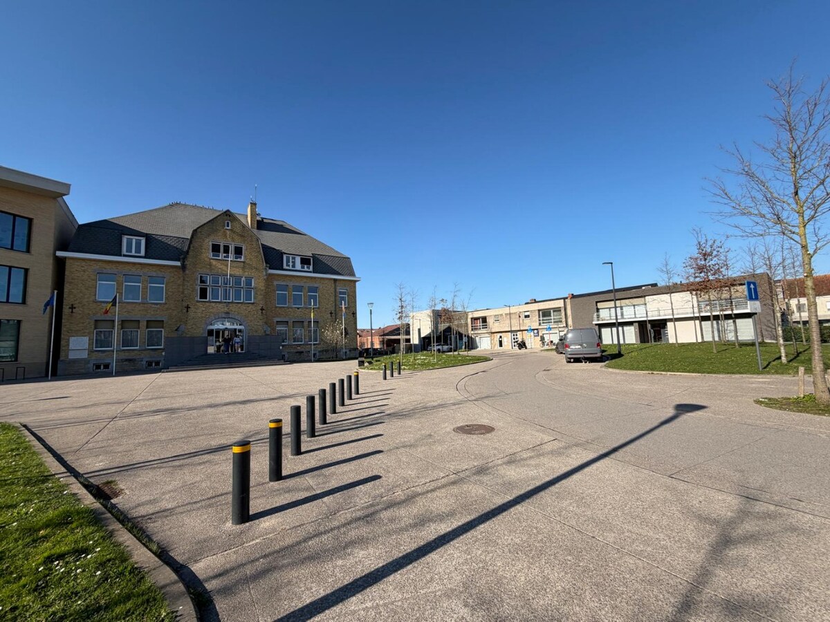 Uitstekend gelegen, ruim appartement met groot terras pal in het centrum van Langemark 