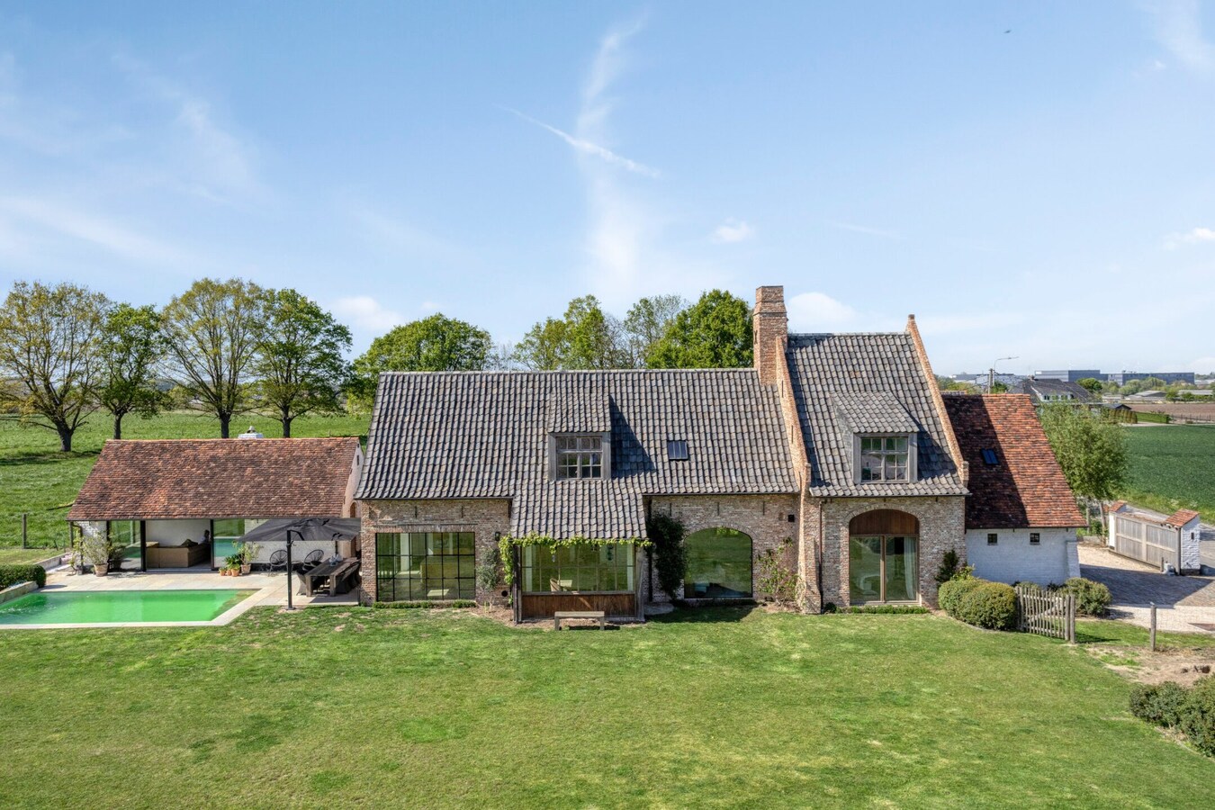 Uitzonderlijk gelegen landelijke villa in Anzegem | 2300m2 | vergezichten 