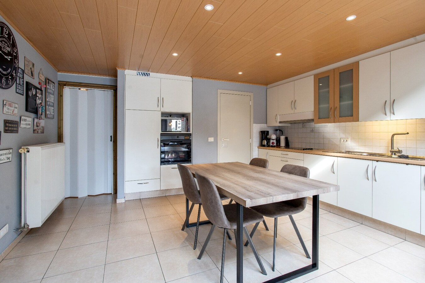 Verassend ruime woning met ruime werkplaats/garage te Houthulst 