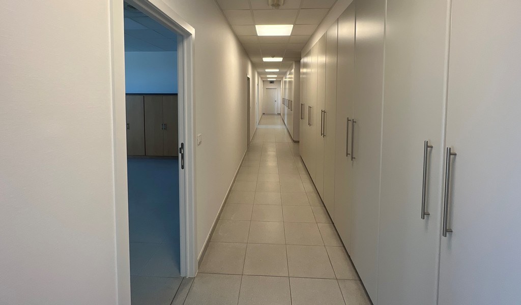 Bedrijfsgebouw met villa te huur langs E17 in Kruisem