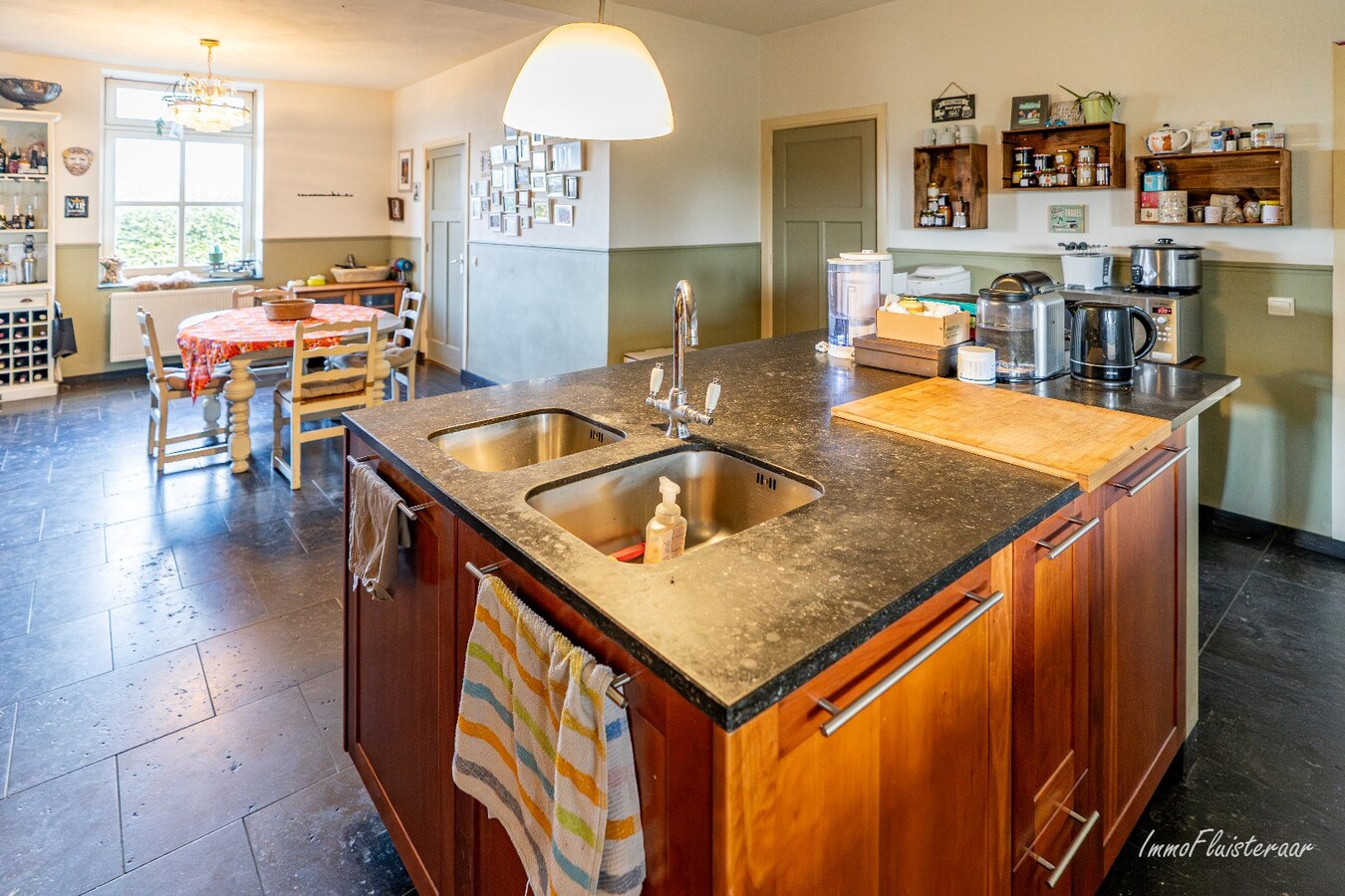 Prachtig landhuis met multifunctioneel bijgebouw, stallen en piste op ca. 5.000 m2 te Ravels (mogelijkheid tot aankoop aanpalende ca. 1 ha landbouwgrond) 