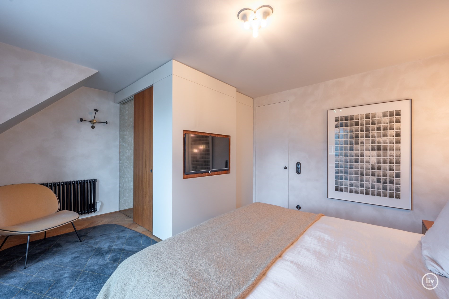 Uniek afgewerkt duplex dakappartement met mooie terrassen gelegen aan de zuidkant van de Kustlaan, vlakbij het Driehoeksplein. 