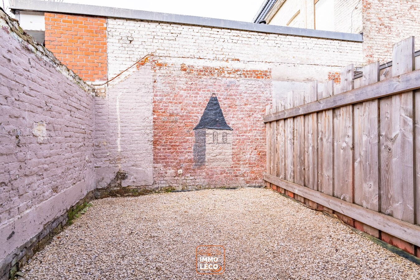 Maison rénovée 2 chambres et grande terrasse/cour, en plein centre de Dottignies ! 
