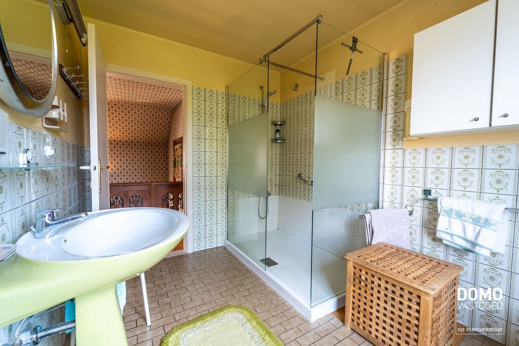 KARAKTERVOLLE, RUIME WONING MET 4 SLAAPKAMERS EN ZONNIGE TUIN TE STOKROOIE 