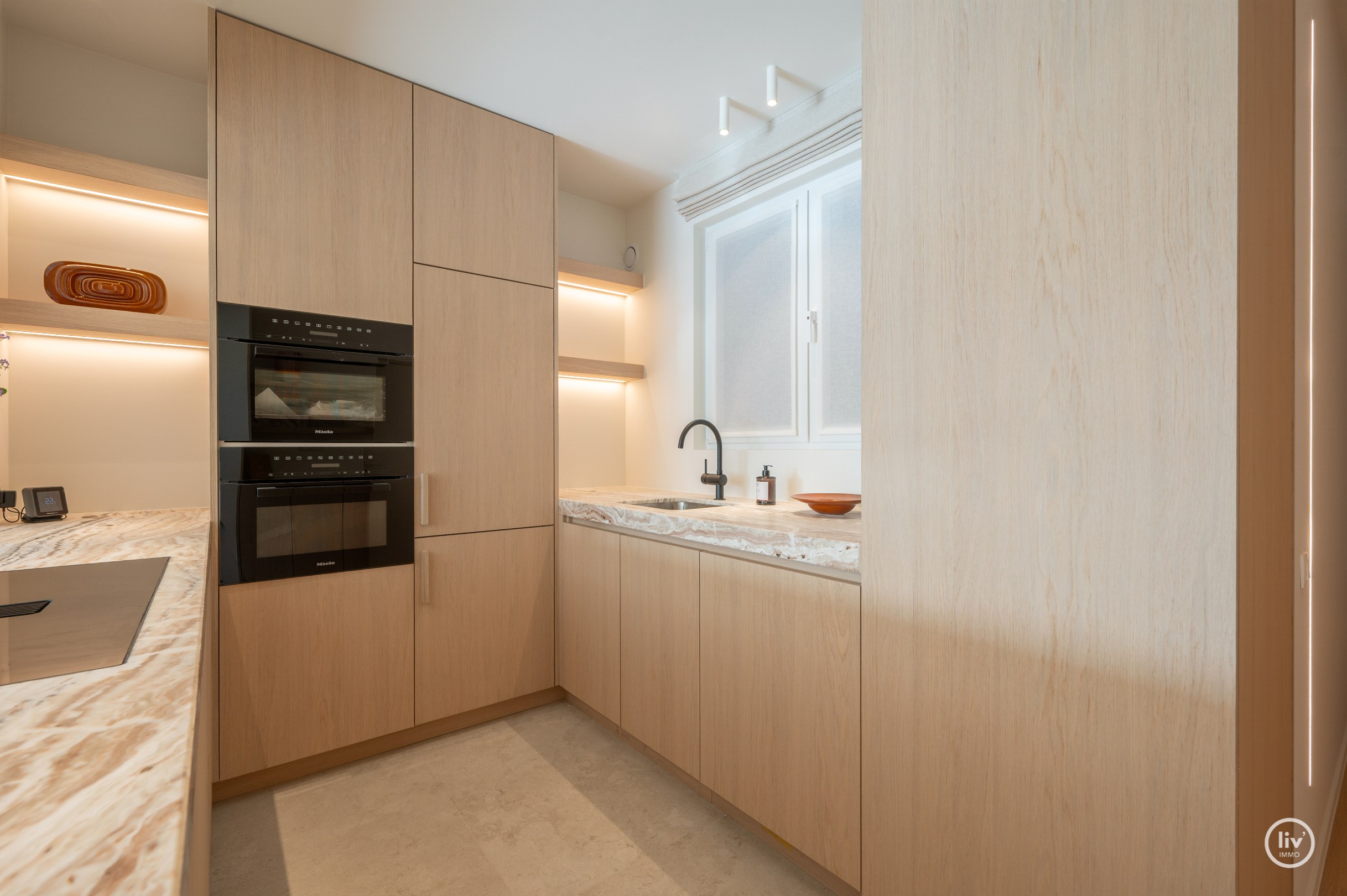 Prachtig gerenoveerd 3 slaapkamerappartement met open zichten gelegen op de Jozef Nellenslaan te Knokke. 