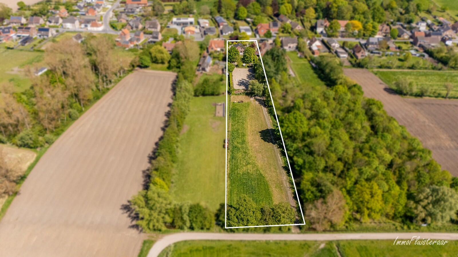 Charmante villa avec bâtiment d'écurie et prairie sur environ 6 700 m² à Hamme. 