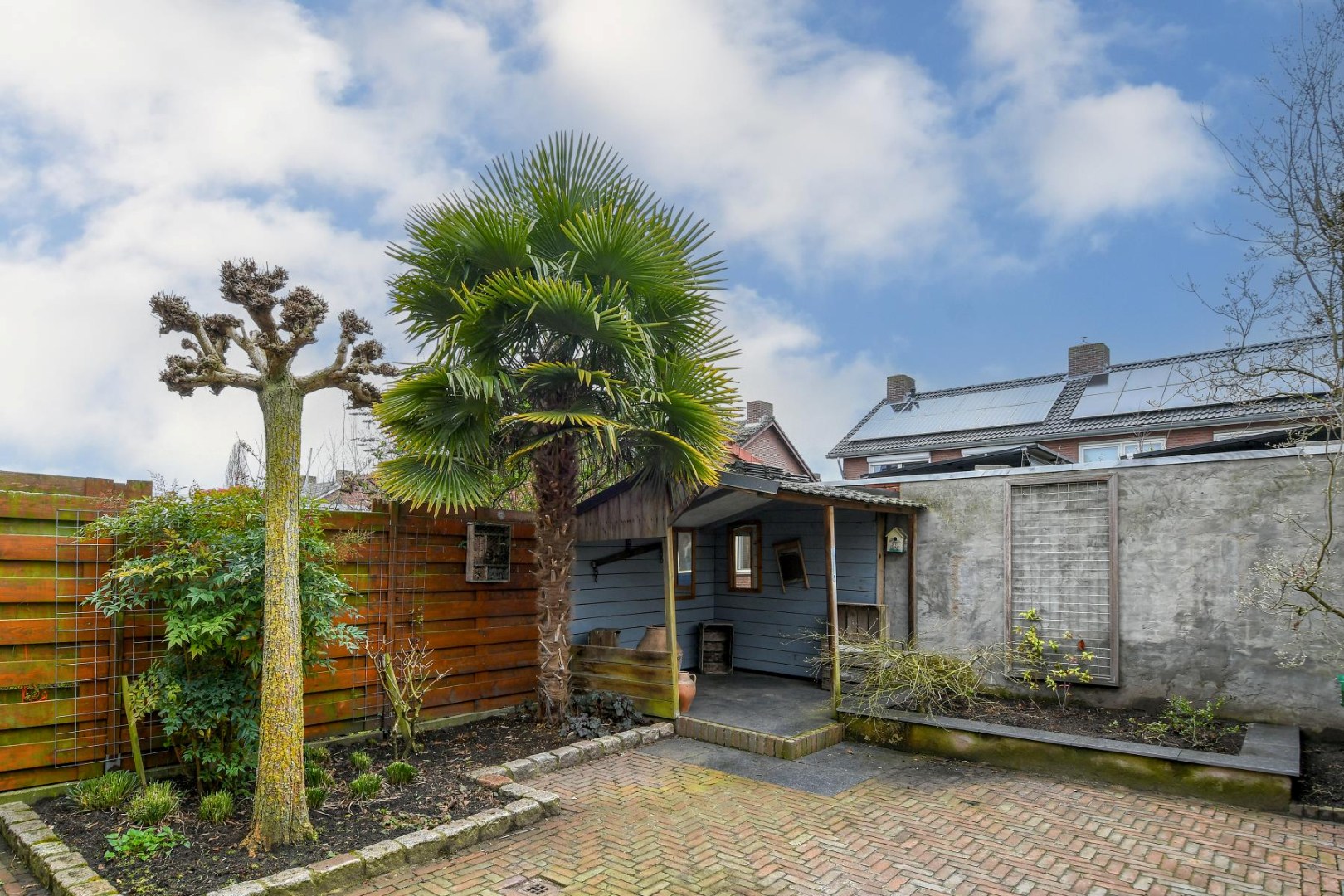 Geschakelde 2-onder-1-kap woning met serre, vier slaapkamers en inpandige garage gelegen nabij het centrum van Panningen 