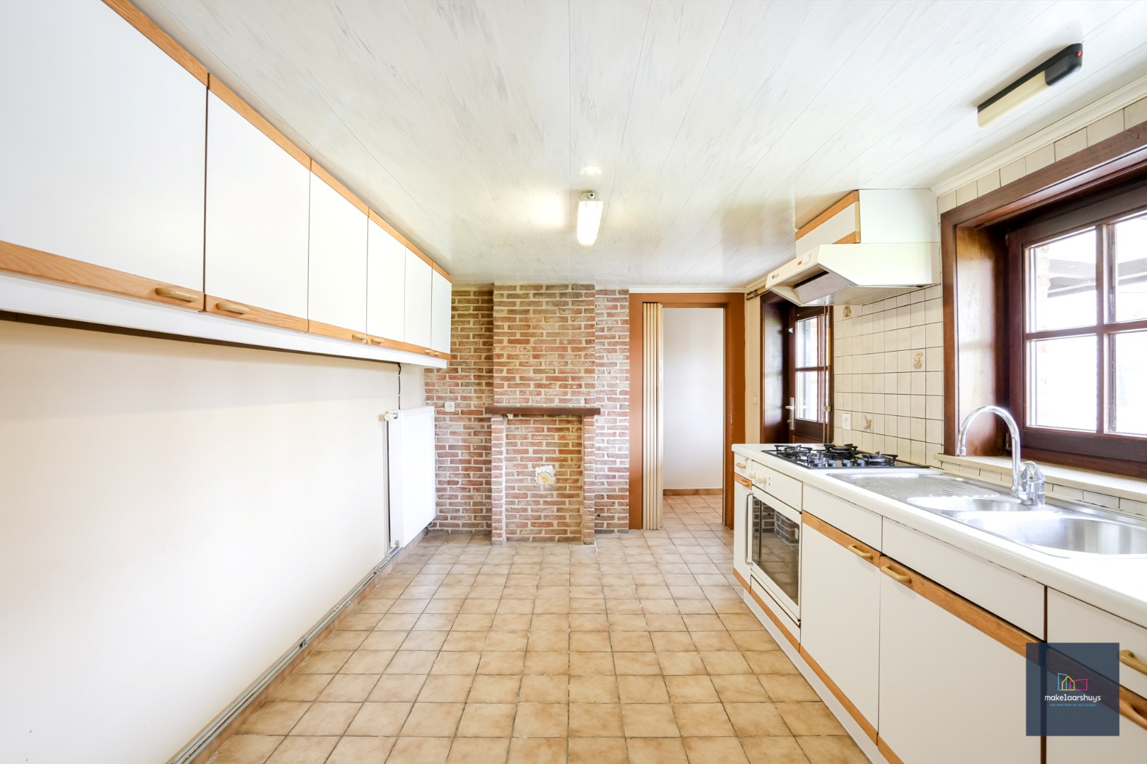 Ruime  halfopen bebouwing  met  zonnige tuin, terras en garage in Waarschoot 