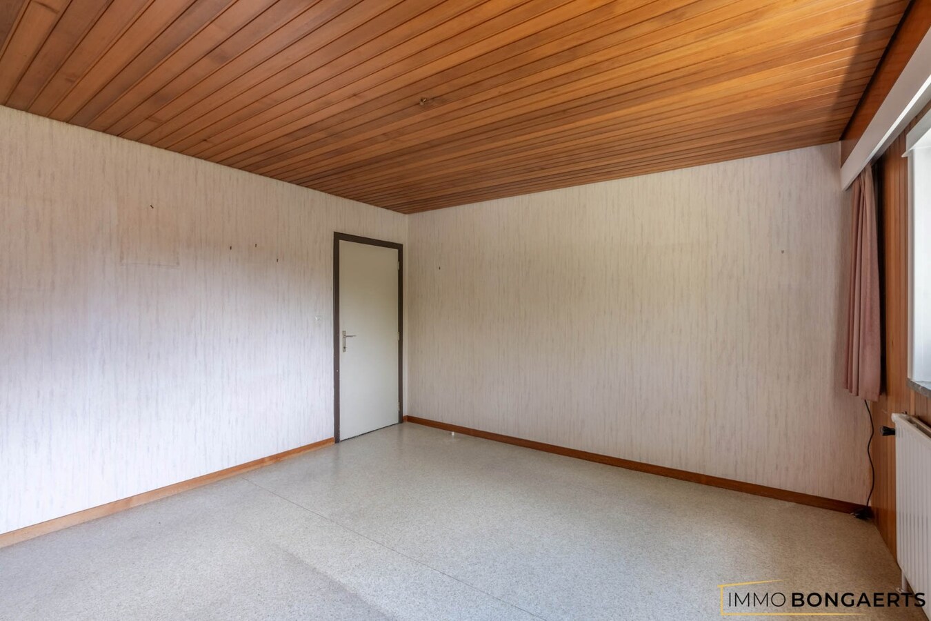 Ruime te renoveren woning op een mooi perceel. 