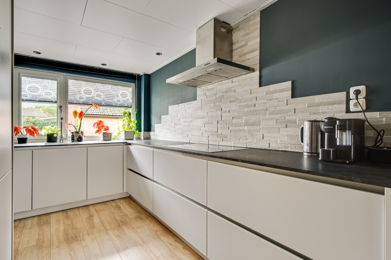 Ruime Tussenwoning in Weert met 4 Slaapkamers, 2 Badkamers, Tuin op het Noordwesten en 2 Parkeerplaatsen - Bouwjaar 1981, 132m² Woonoppervlak 