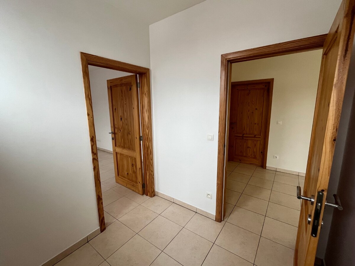 Bijzonder ruime, praktisch ingedeelde gezinswoning 