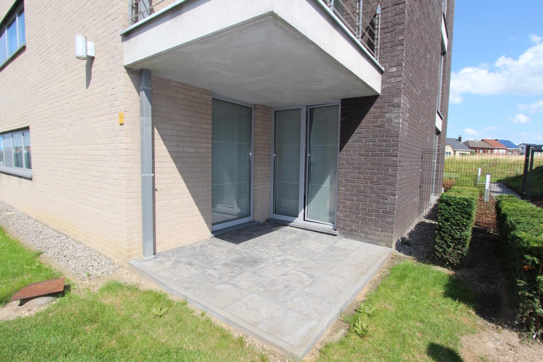 GELIJKVLOERS APPARTEMENT MET RUIM ZONNETERRAS EN GARAGE 