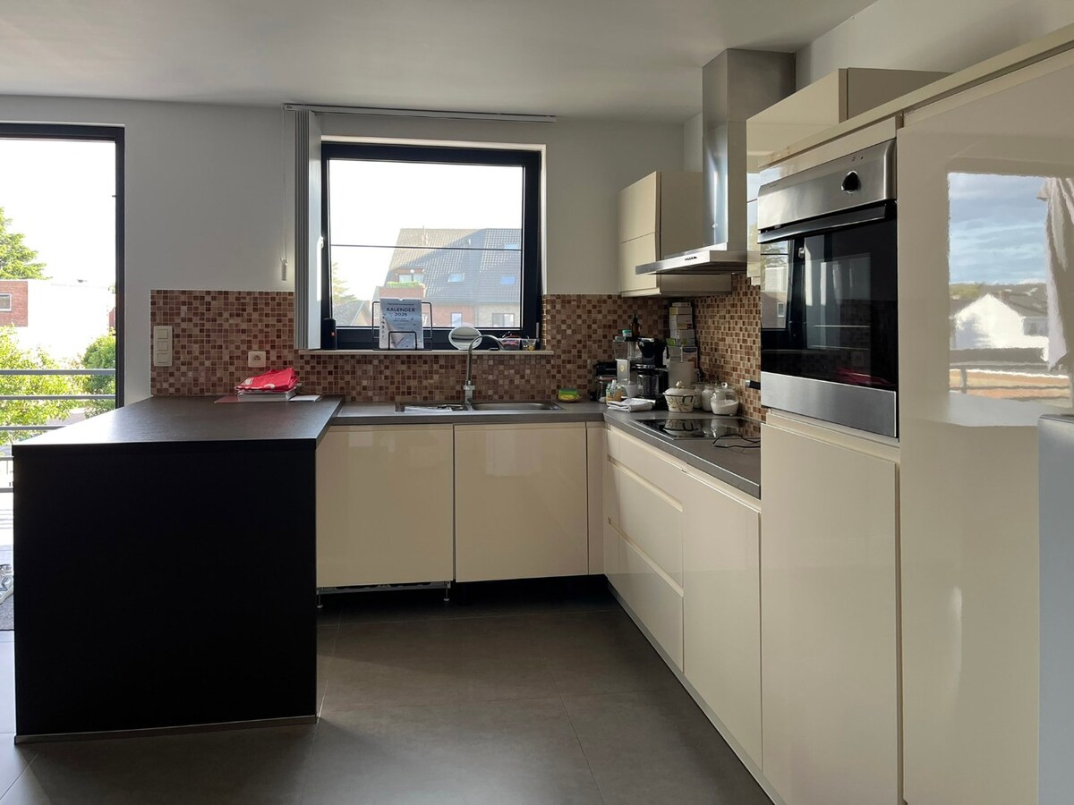 Gerieflijk appartement met 2 slaapkamers in Maasmechelen, gerenoveerd in 2012, EPC B 