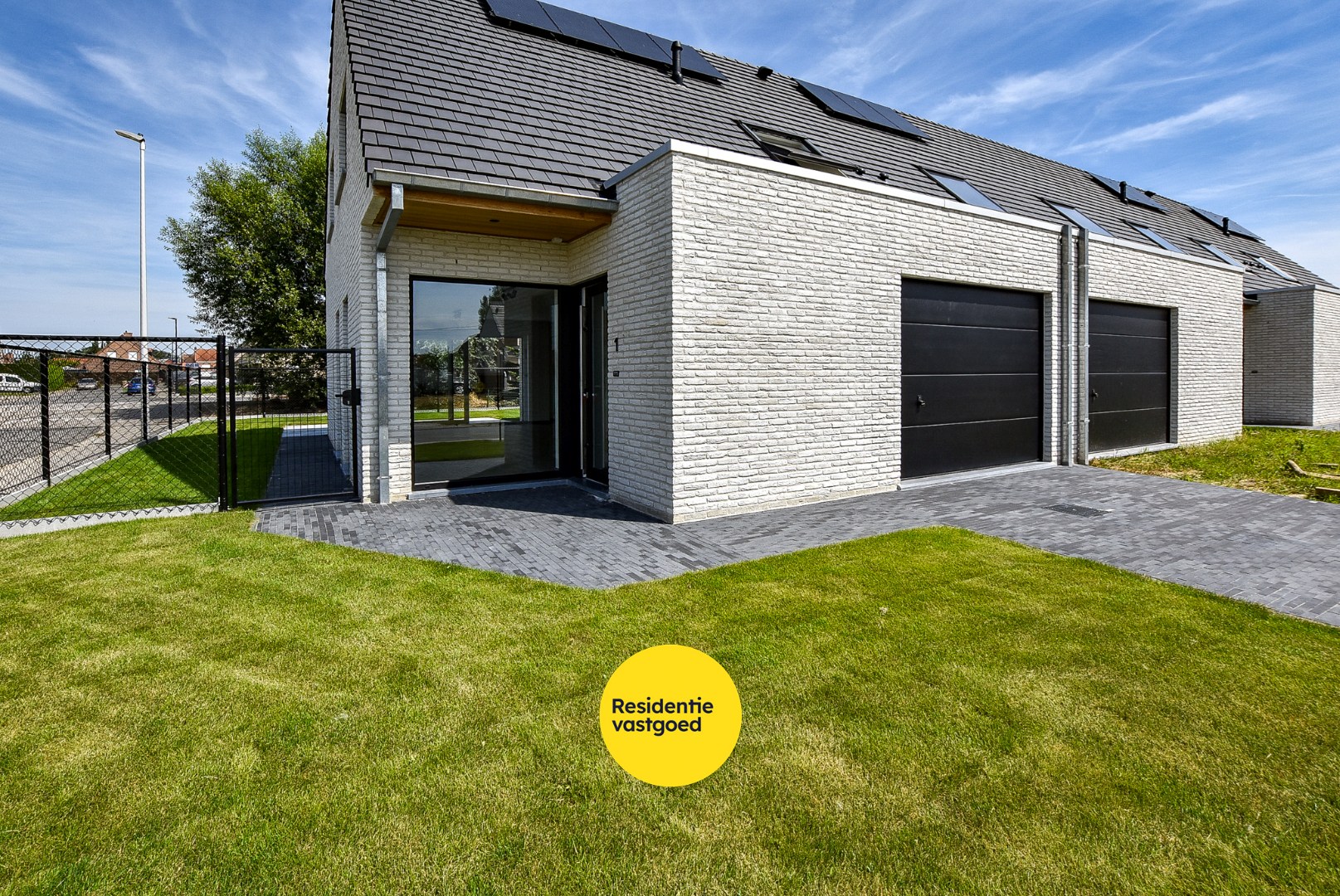 Ruime energiezuinige recente halfopen bebouwing  (2024) met inpandige garage op 258m² gelegen te Houthulst. 