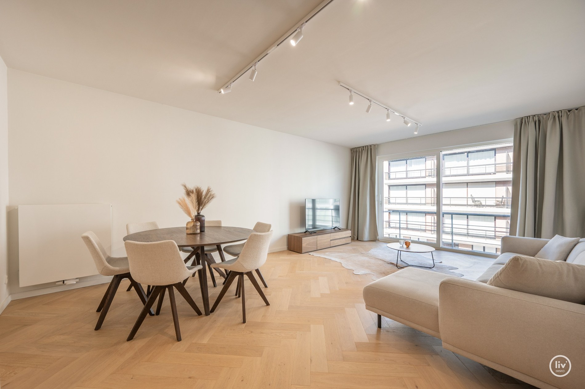 Appartement magnifiquement rénové, situé au calme, à proximité de l'avenue Lippens et de la mer à Knokke. 