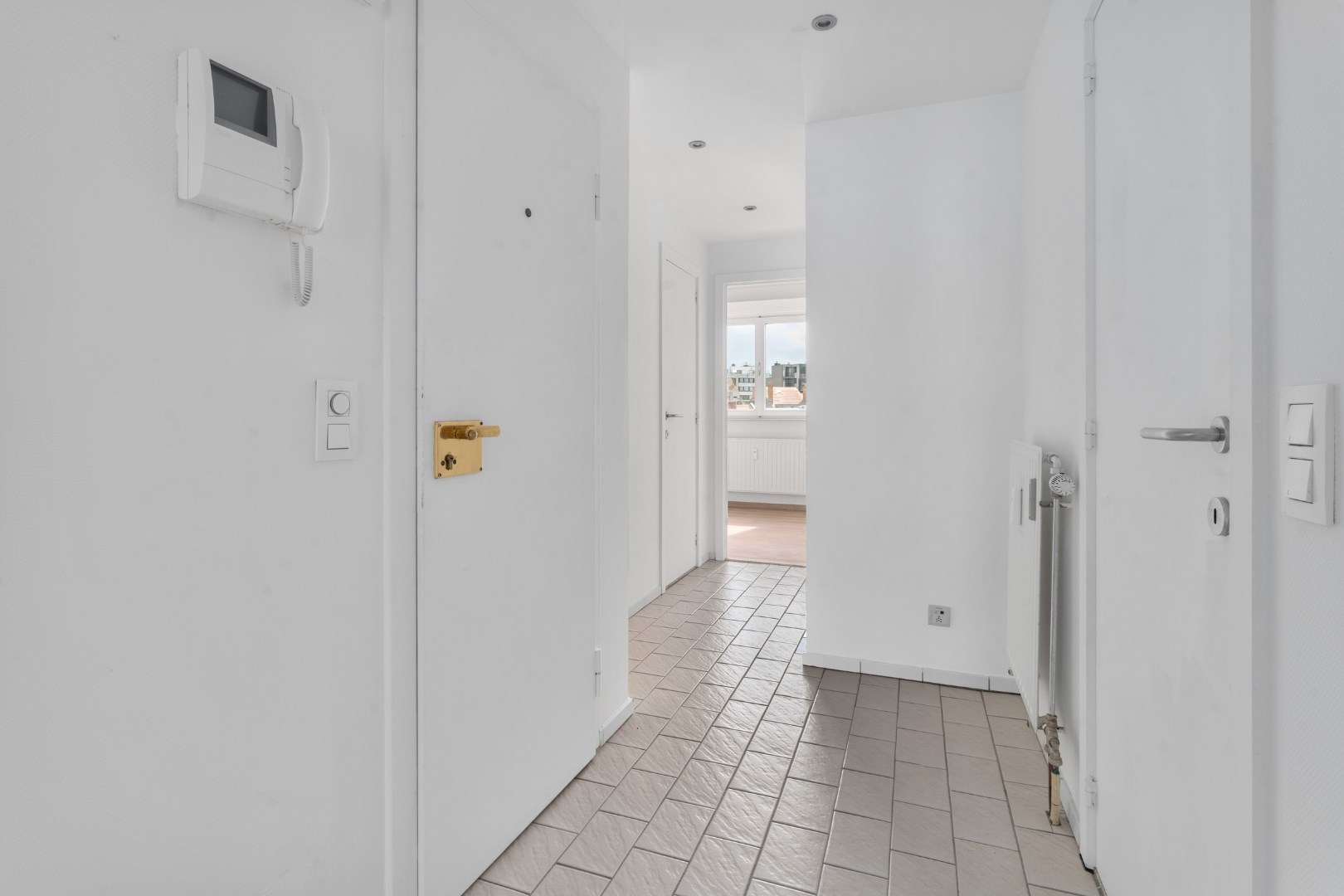 GERENOVEERD 2 SLP. APP. GELEGEN NABIJ PETIT PARIS EN LEOPOLD I PLEIN 