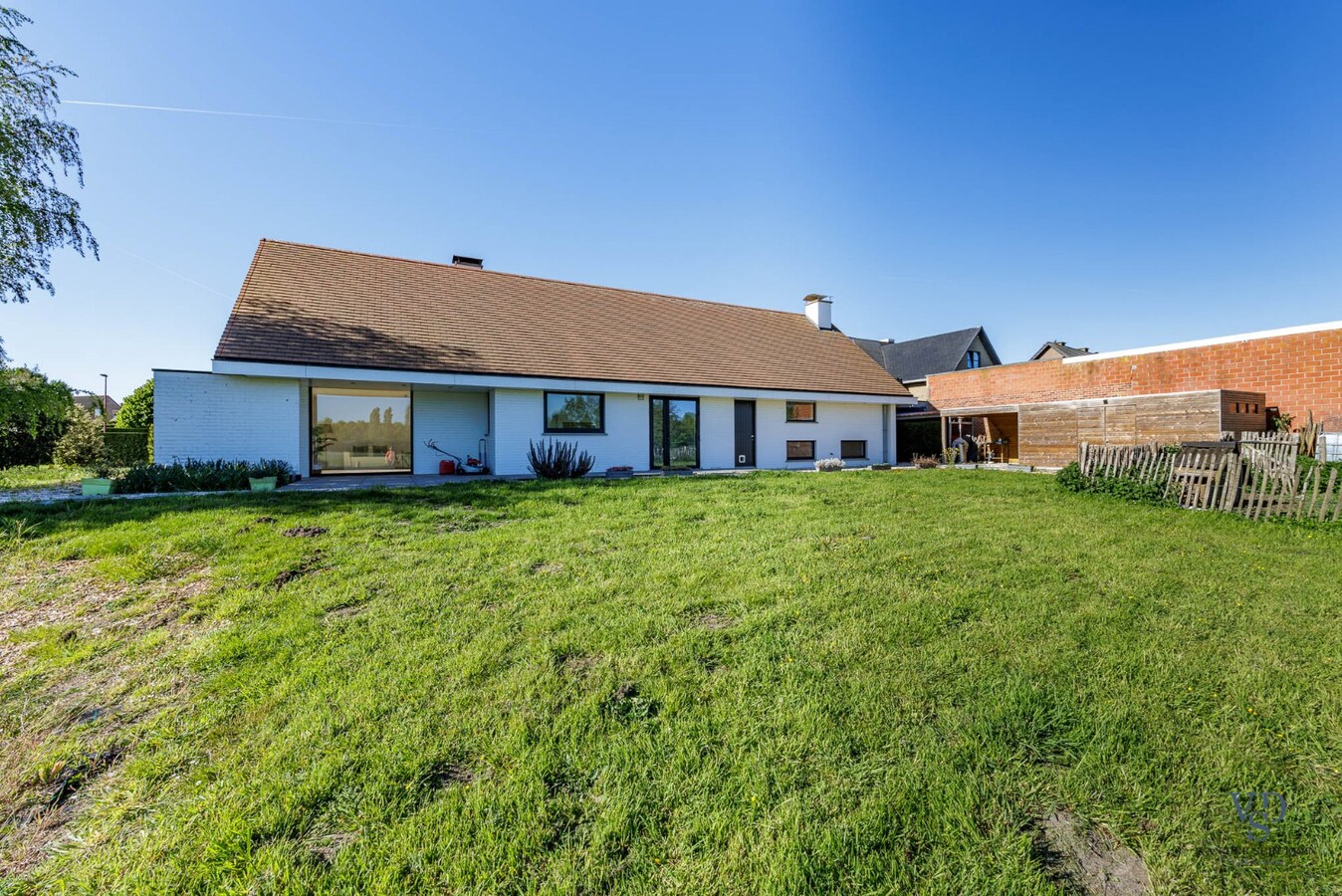 Tijdloze villa met zicht op groen. 