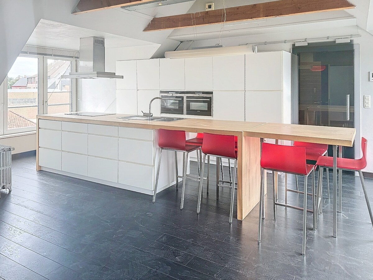 Opbrengsteigendom bestaande uit 3 appartementen en handelsgelijkvloers gelegen in het centrum van Koekelare 