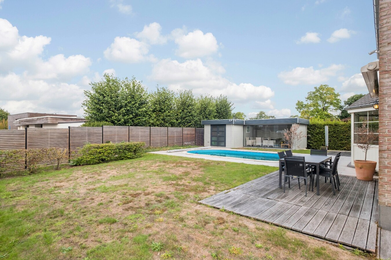 Stijlvolle villa met zwembad op rustige locatie te Bissegem/Heule te koop ! 