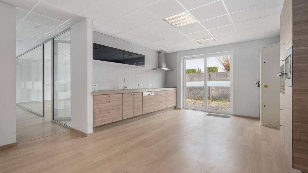 Bedrijfspand met optioneel woonst te huur in Dikkelvenne