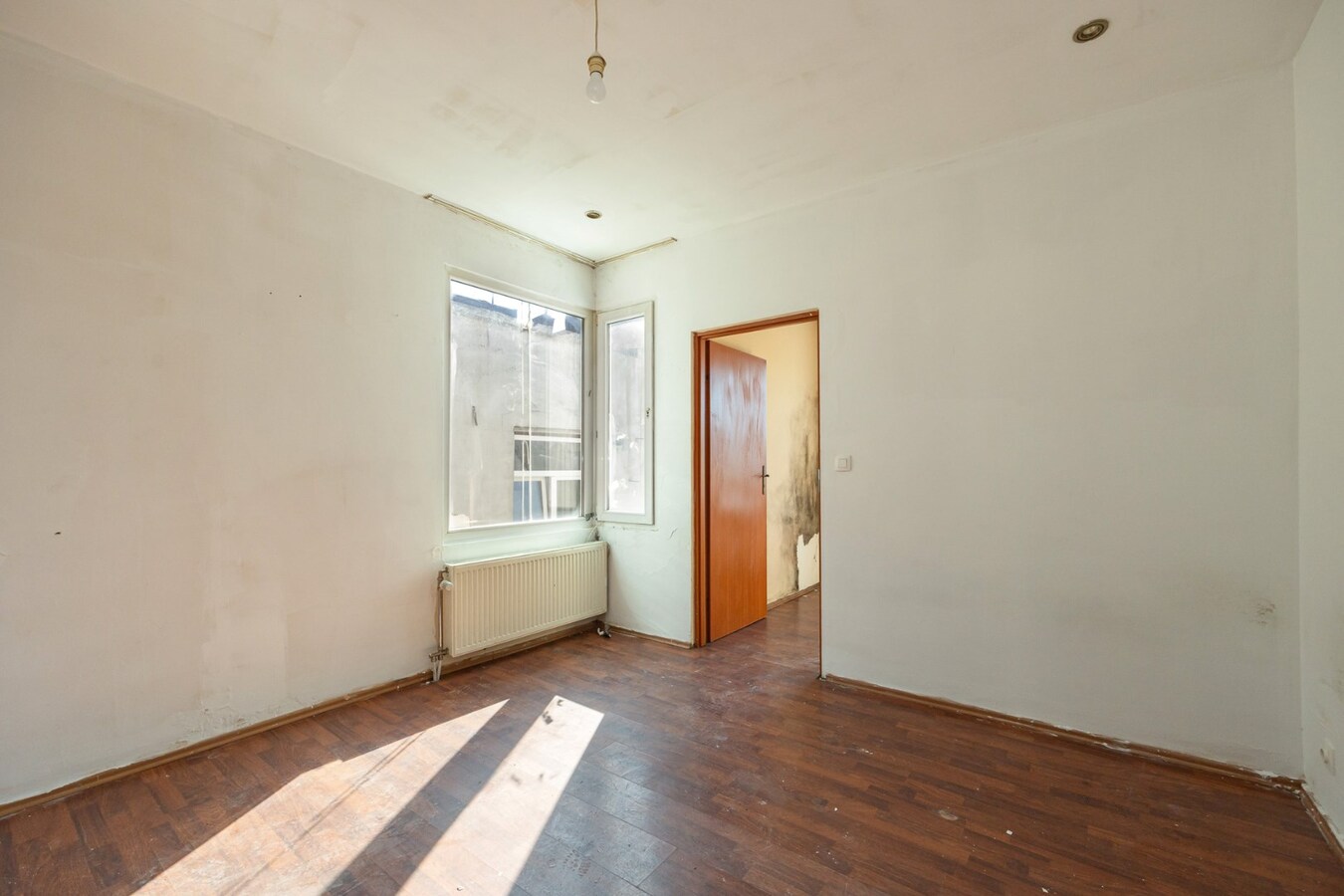 Te renoveren opbrengsteigendom met garage te Antwerpen! 