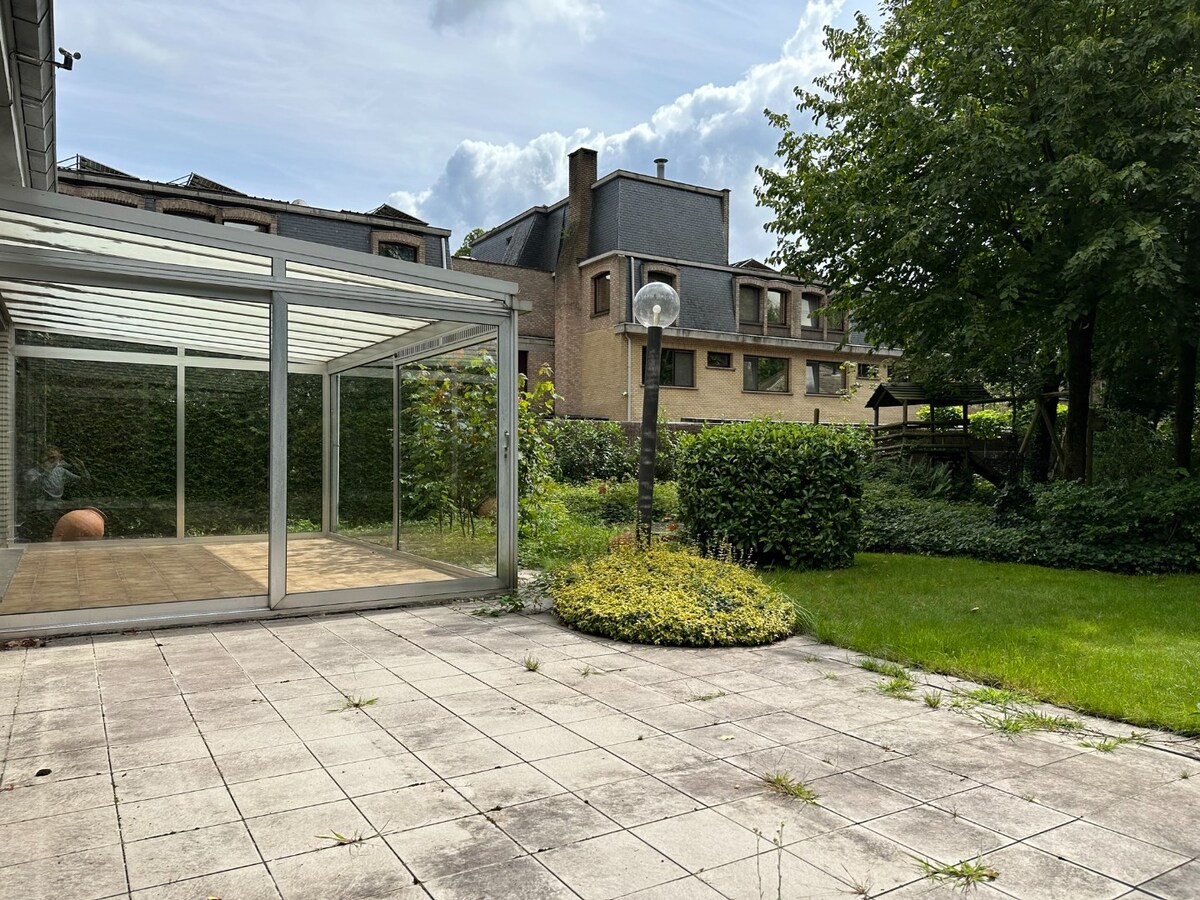 Ruime te renoveren woning met 5 slaapkamers op 1.250 m² 