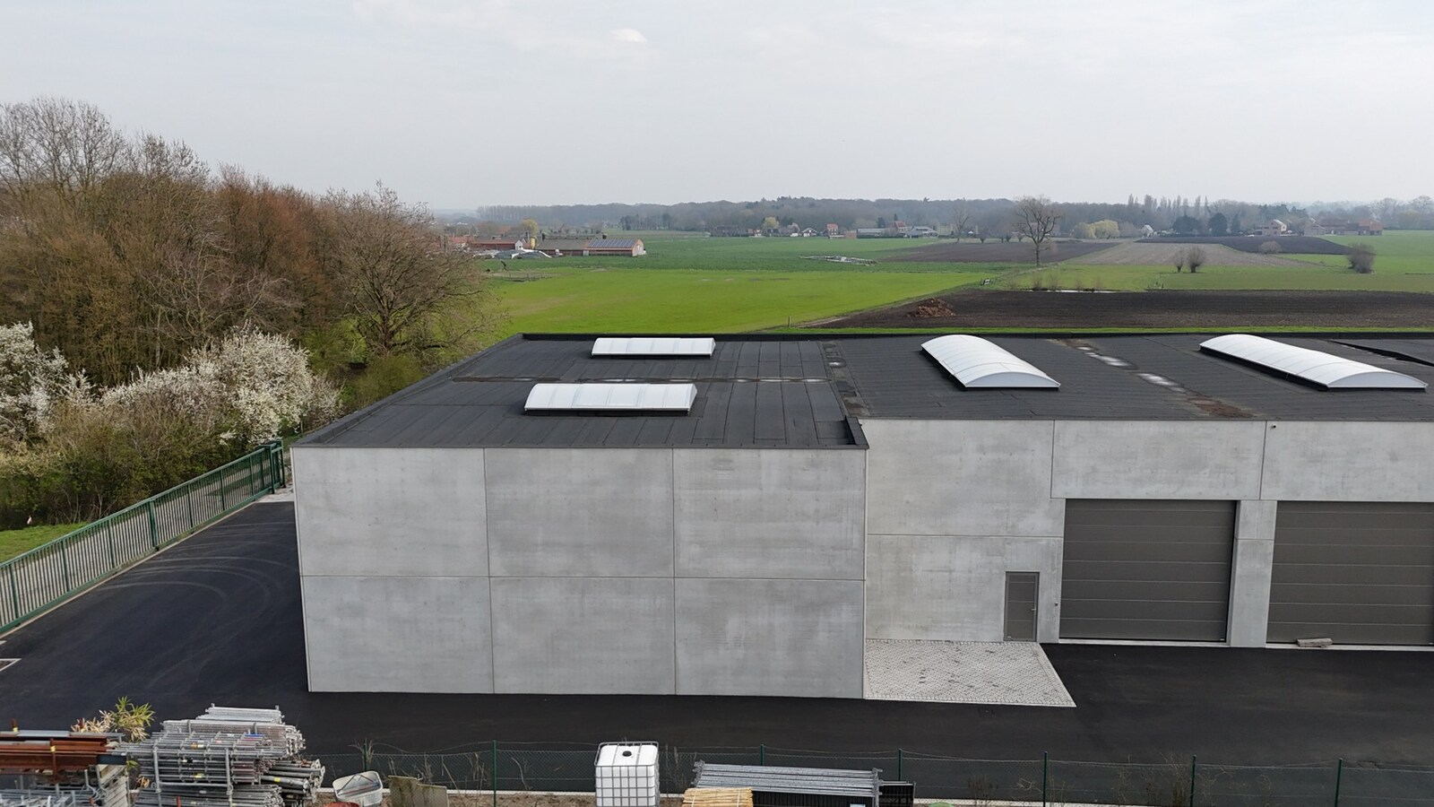 Nieuwbouw loods KMO-UNIT te koop – 256 m² met 1 parkeerplaats inbegrepen op de industriezone te Aartrijke 