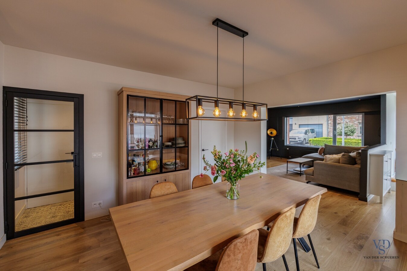 Stijlvol gerenoveerde woning. 