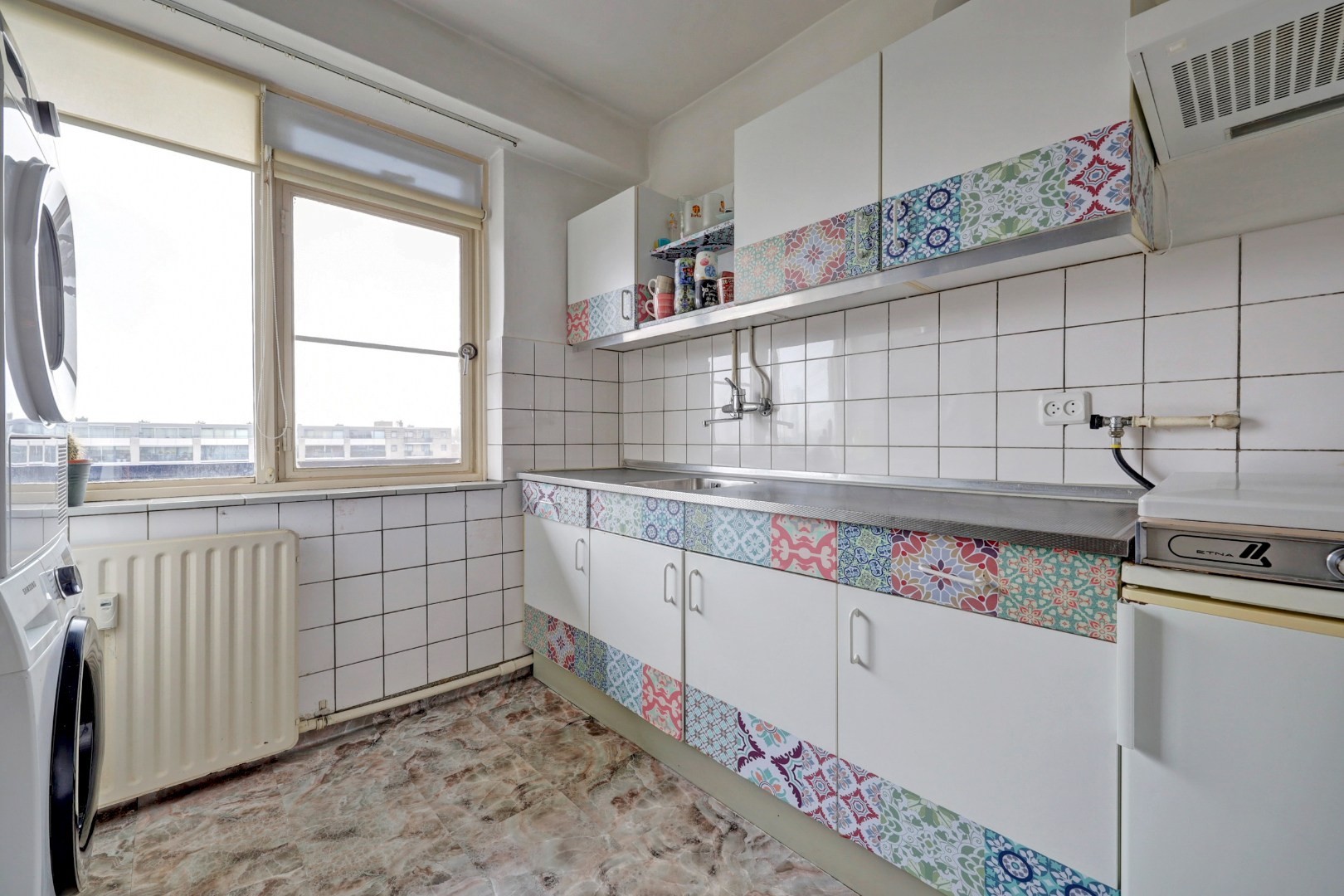 Dit ruime 3 -(voorheen 4) kamer appartement heeft een lichte woonkamer, zonnige balkon, 2 slaapkamers en is gelegen op 6e etage. 