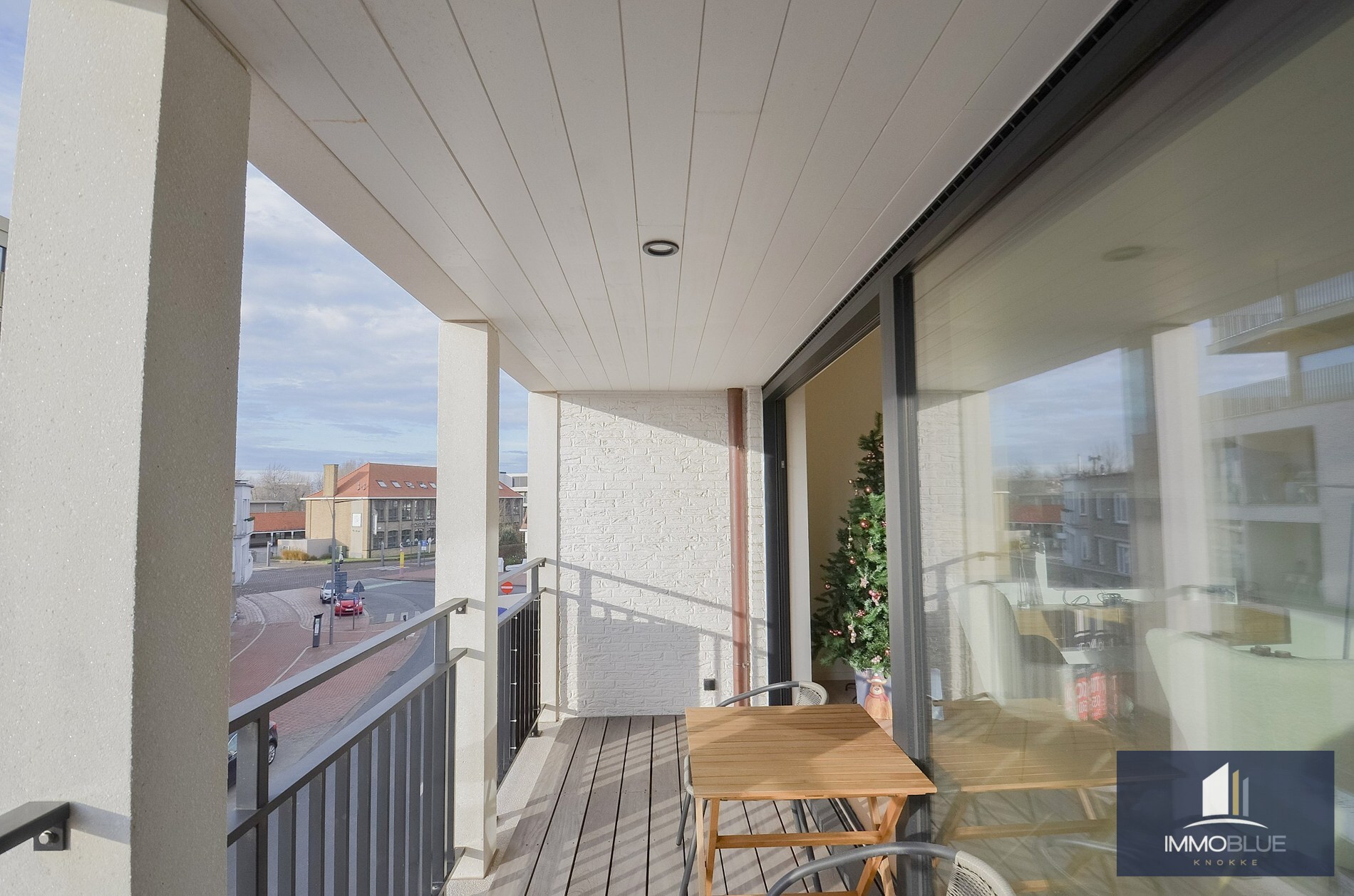 Appartement avec une façade d’environ 5,2 mètres et une grande terrasse ensoleillée. 