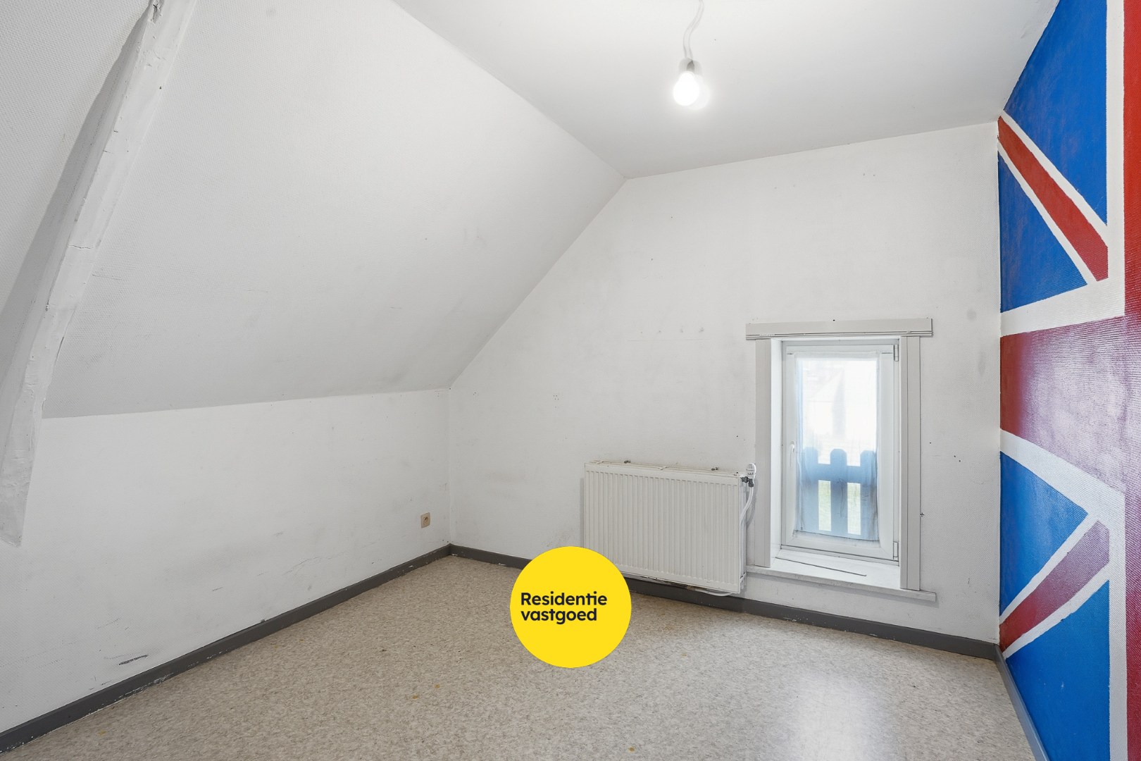 Te renoveren hoekwoning met 3 slaapkamers, tuin en centrale ligging in Ichtegem 