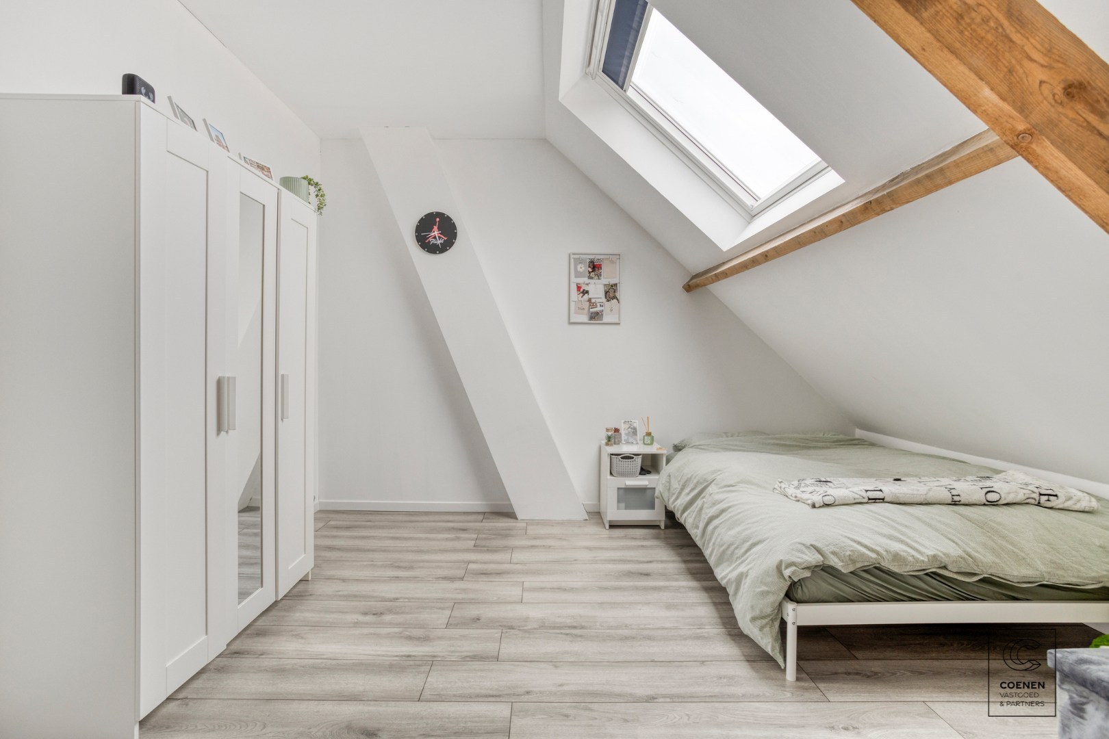 Zeer ruime en instapklare woning van 181 m², 4 slpk's en zeer leuke, zonnige tuin met prachtig uitzicht! 