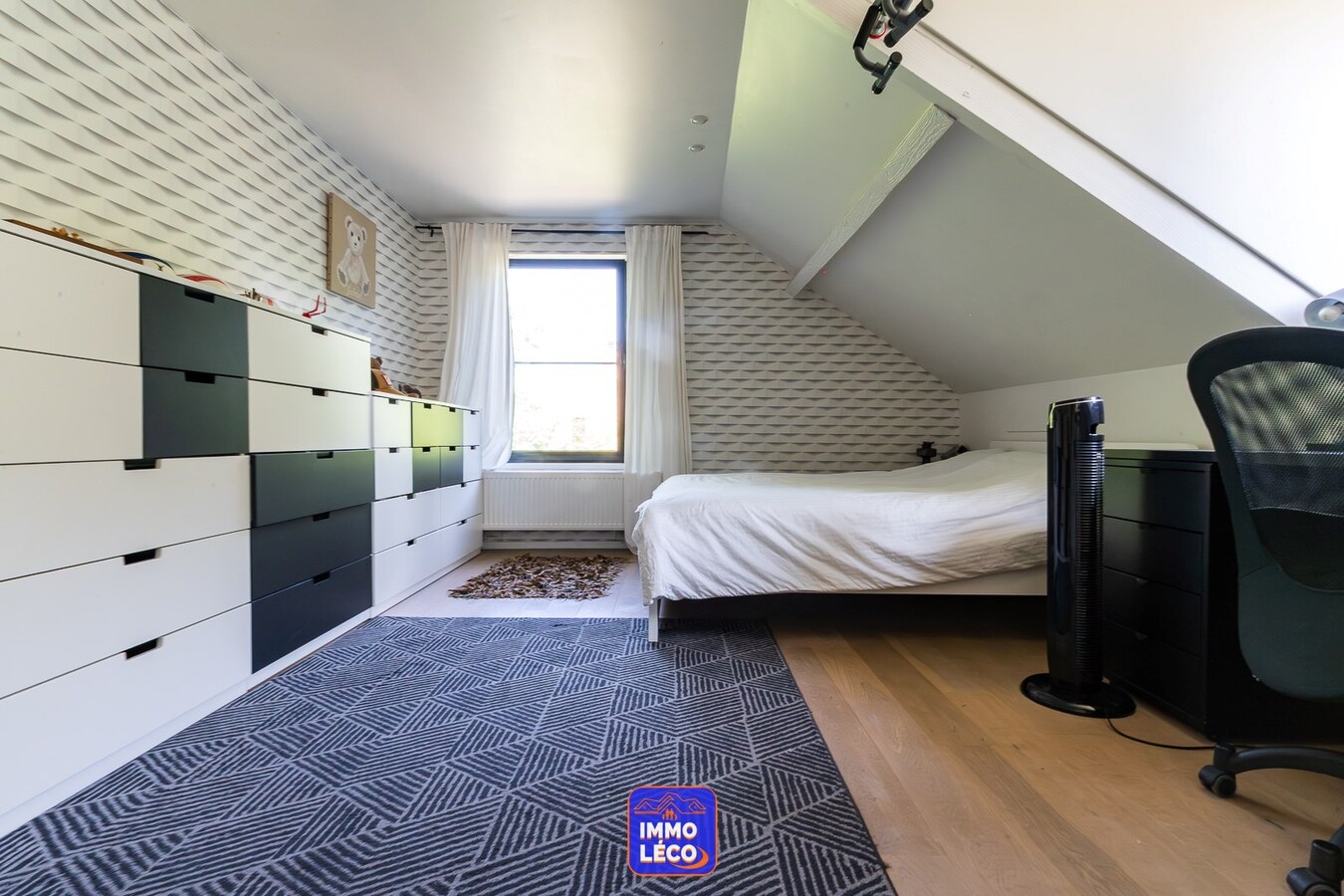 Villa semi Plain-Pied érigée sur 4592m², piscine, 4 garages, parking 10 voitures, ... COUP DE COEUR assuré ! 