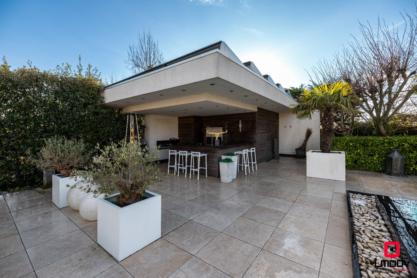 Exclusieve villa met infinity pool en resortgevoel op topligging in Mariakerke 