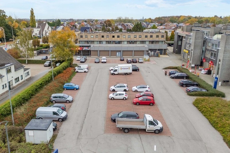 Rijksweg: Commercieel goed gelegen handelspand (ca 1.100 m²) met private parking (60 pl.) en gem. parking (72 pl). 