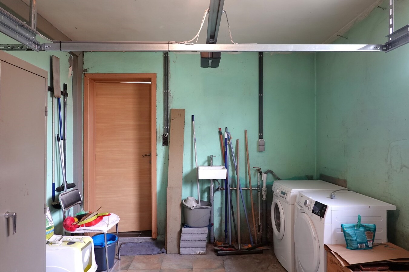 Ruime gerenoveerde alleenstaande woning met tuin, garage en 3 slaapkamers in Zerkegem 