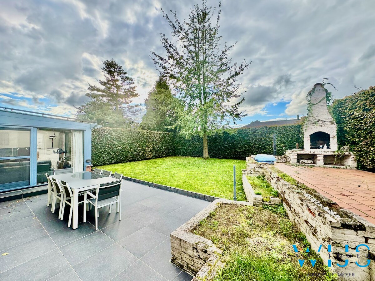 Ruime gezinswoning met 5 slaapkamers te Zelzate! 