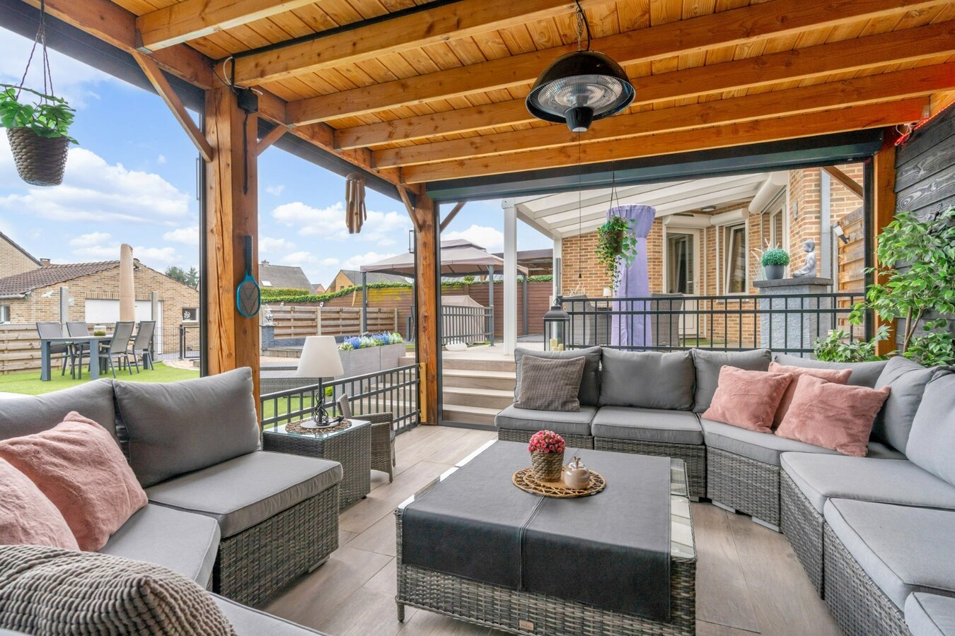 Gerenoveerde woning met tuin, garage en 3 slaapkamers in Opglabbeek - Perceeloppervlakte 684.00 - Bewoonbare oppervlakte 160.00 - Zuidoostelijke tuinoriëntatie 