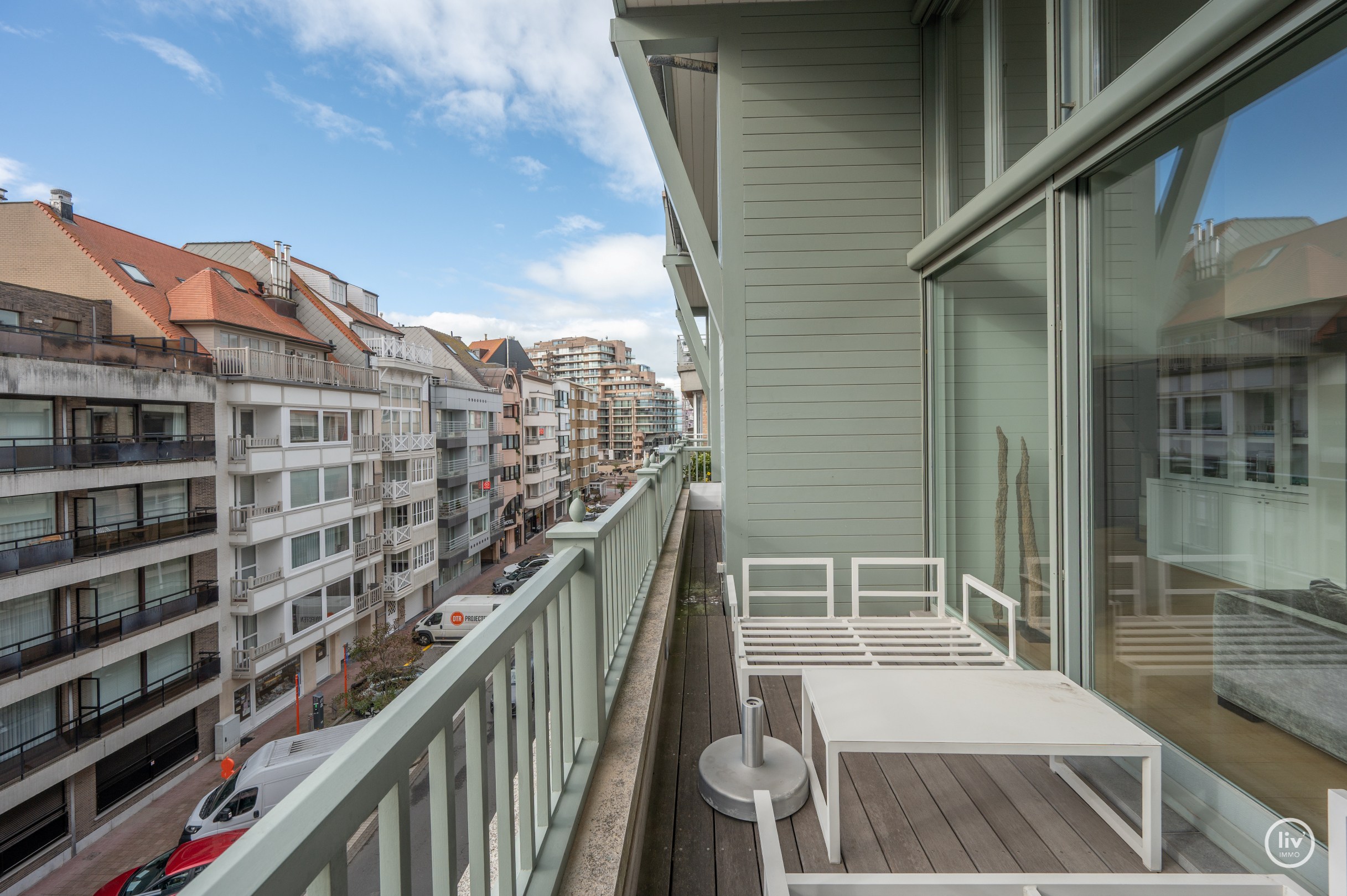 Récente mezzanine de 292 m2 située au centre avec de grandes terrasses, située dans la Vanbunnenlaan à Knokke. 