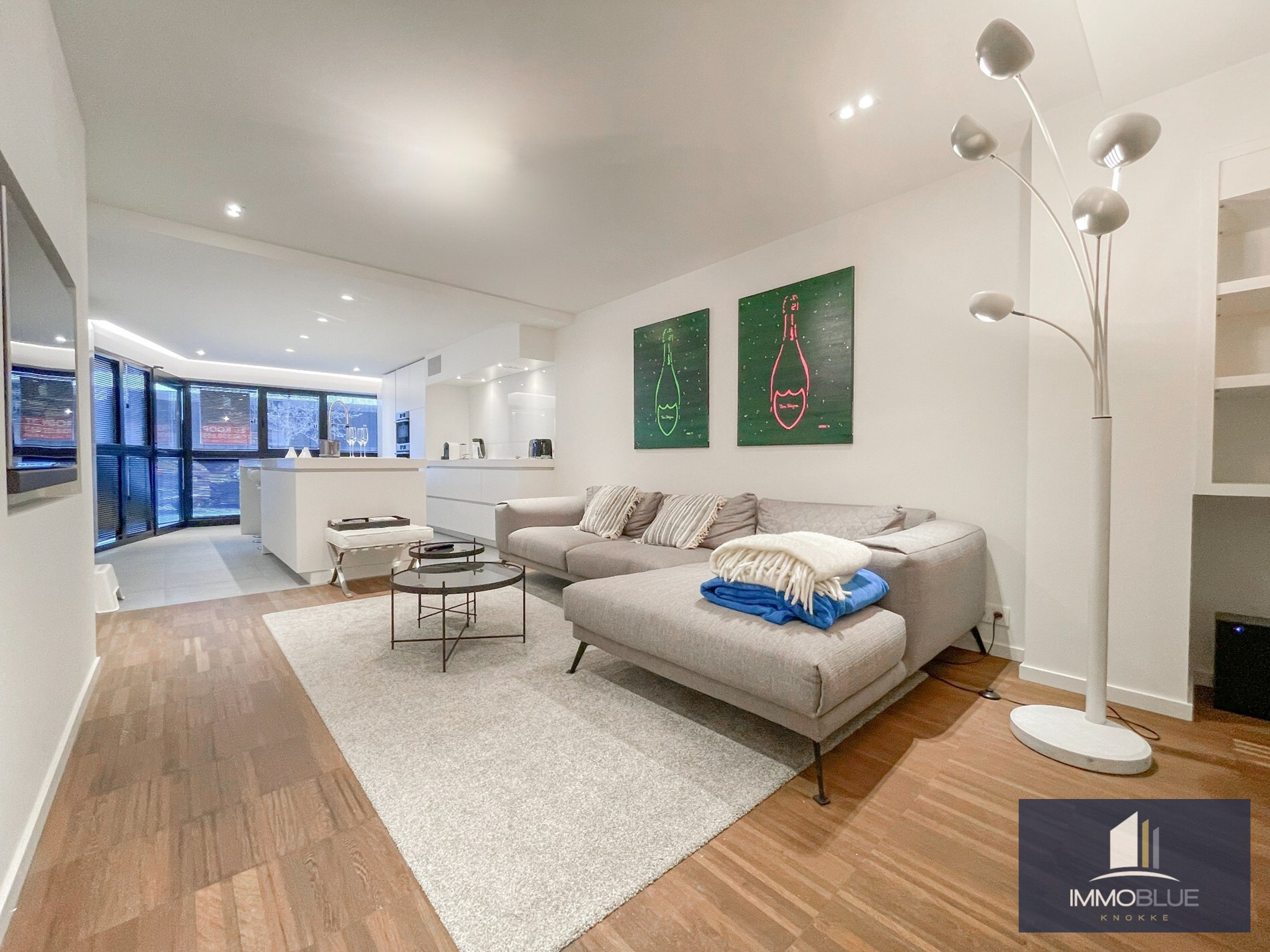 Stijlvol, instapklaar appartement met een ruim terras gelegen aan het Lichttorenplein op enkele passen van de zee. 