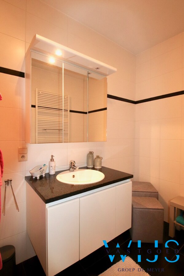 GELIJKVLOERS appartement met 2 slaapkamers &amp; garage te Ertvelde! 