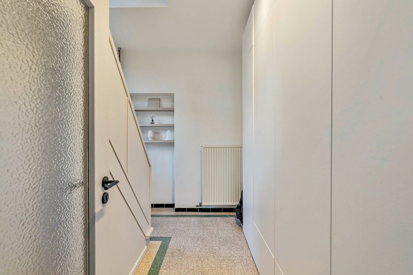 Comfortabel, mooi gerenoveerd duplex-appartement mét ruim terras en carport! 