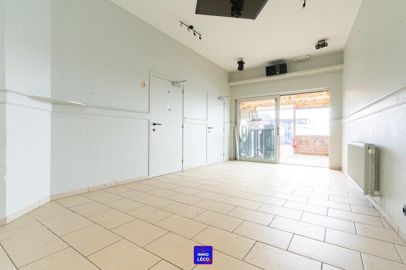 Maison de commerce avec logement, grande terrasse et garage, idéalement situé ! Nombreuses possibilités ! 