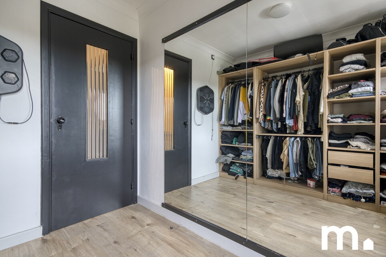 Ruime, centraal gelegen gezinswoning met garage te koop in Wevelgem ! 