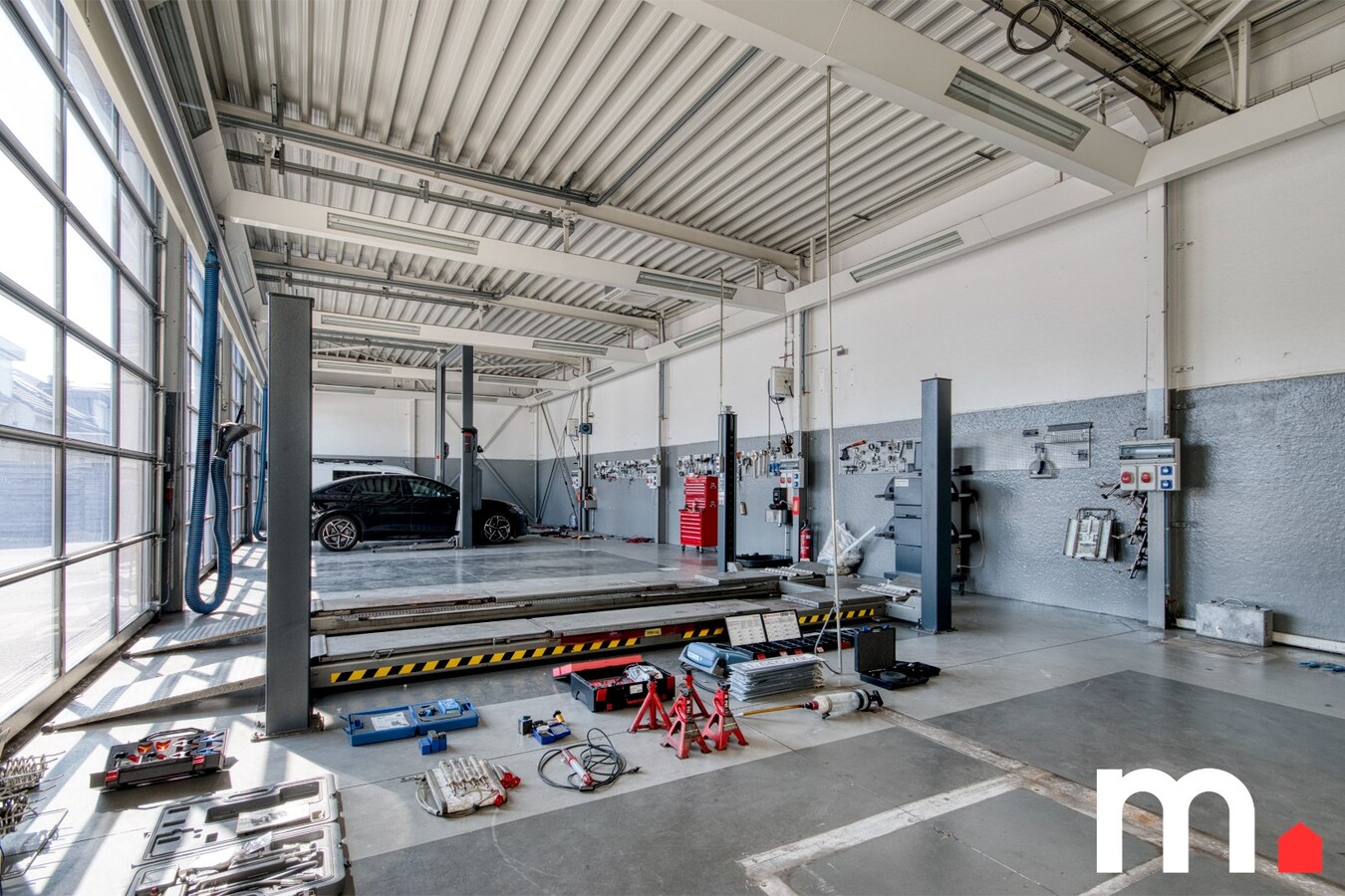 Recente garagewerkplaats met carwash en magazijn ! 