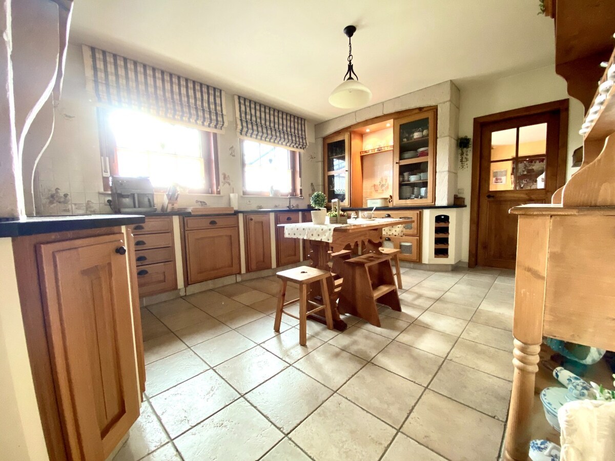 Vaste villa avec grand jardin et garage. 