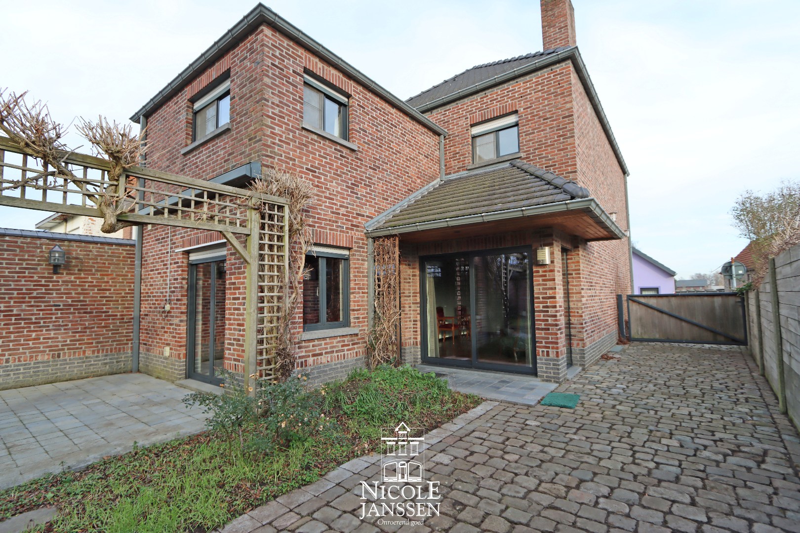 Terras met zonneluifel bij de keuken 