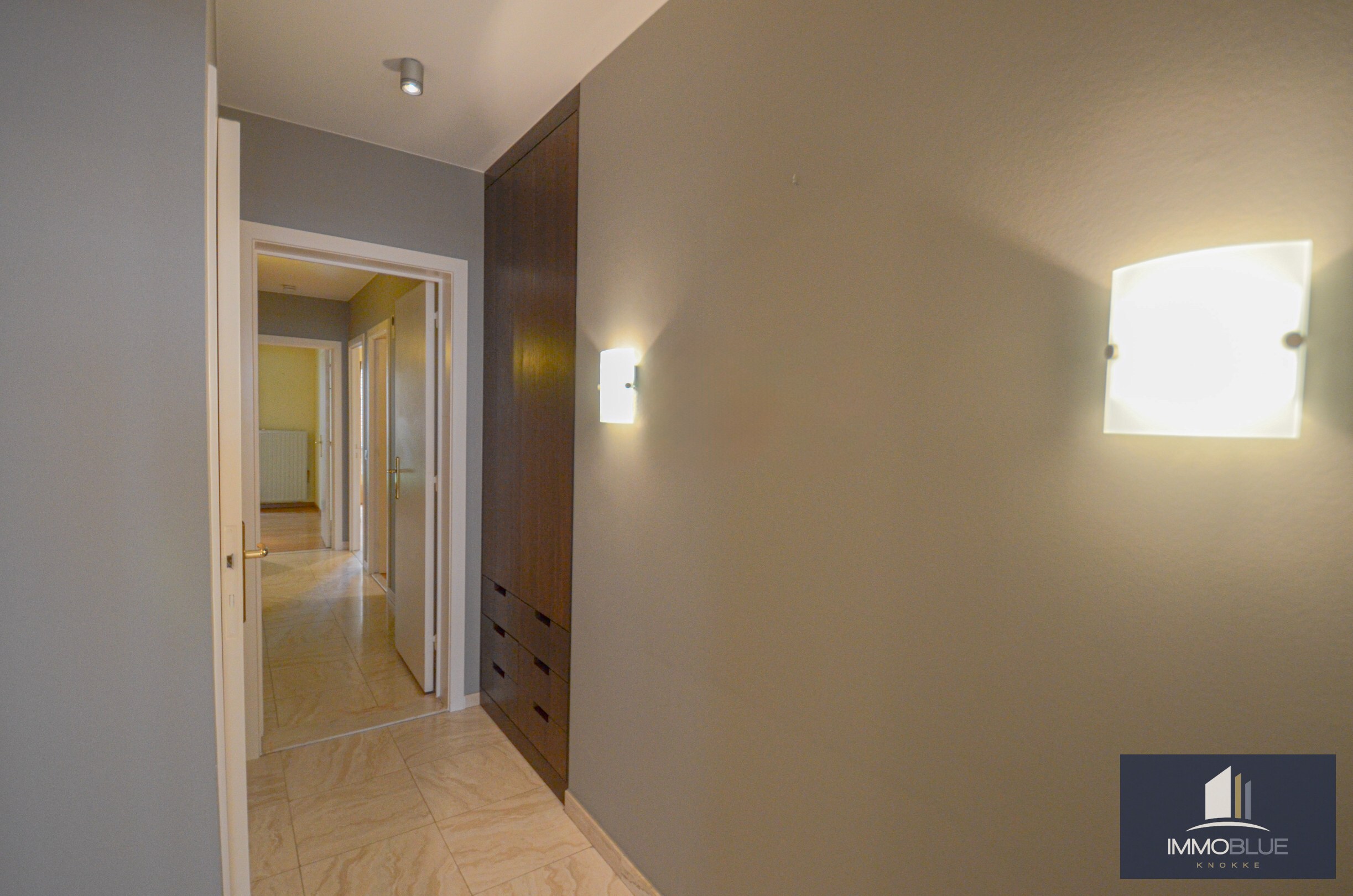 Lichtrijk hoekappartement met ruime terrassen gelegen in een klein residentie. 