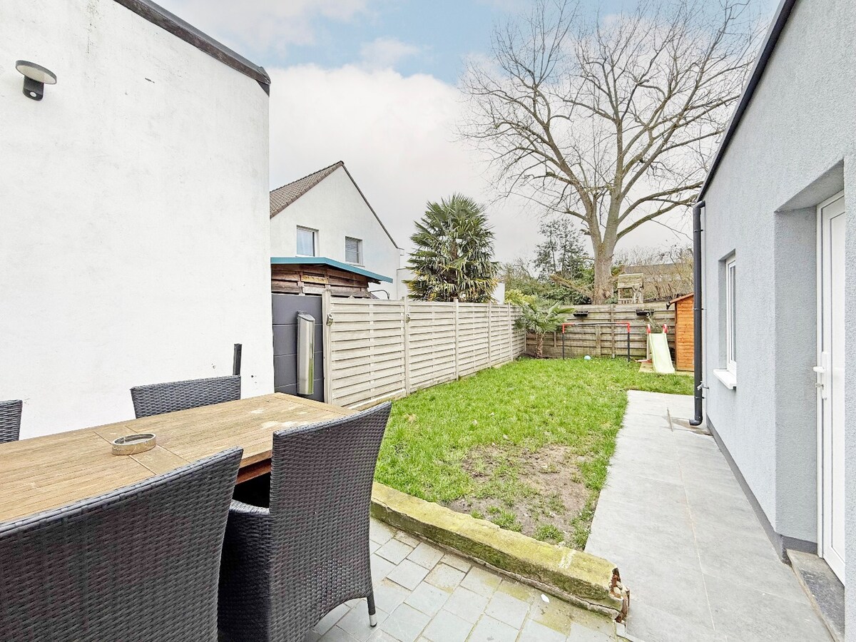 Grotendeels gerenoveerde woning met tuin te Aalst 