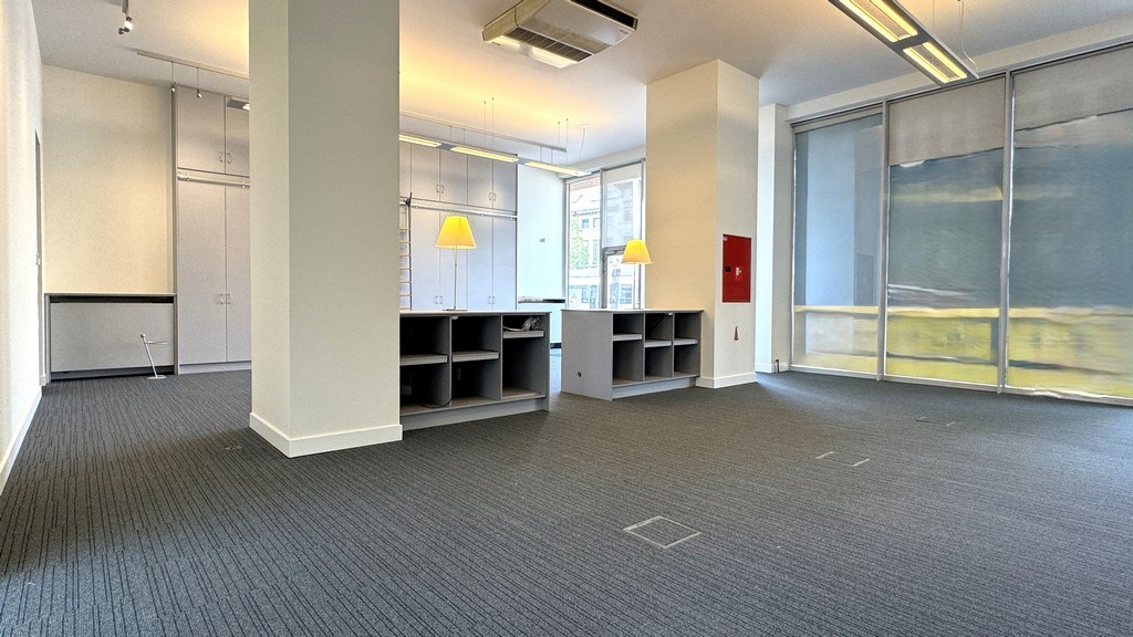 Commercieel gelijkvloers kantoor te huur nabij Singel te Berchem